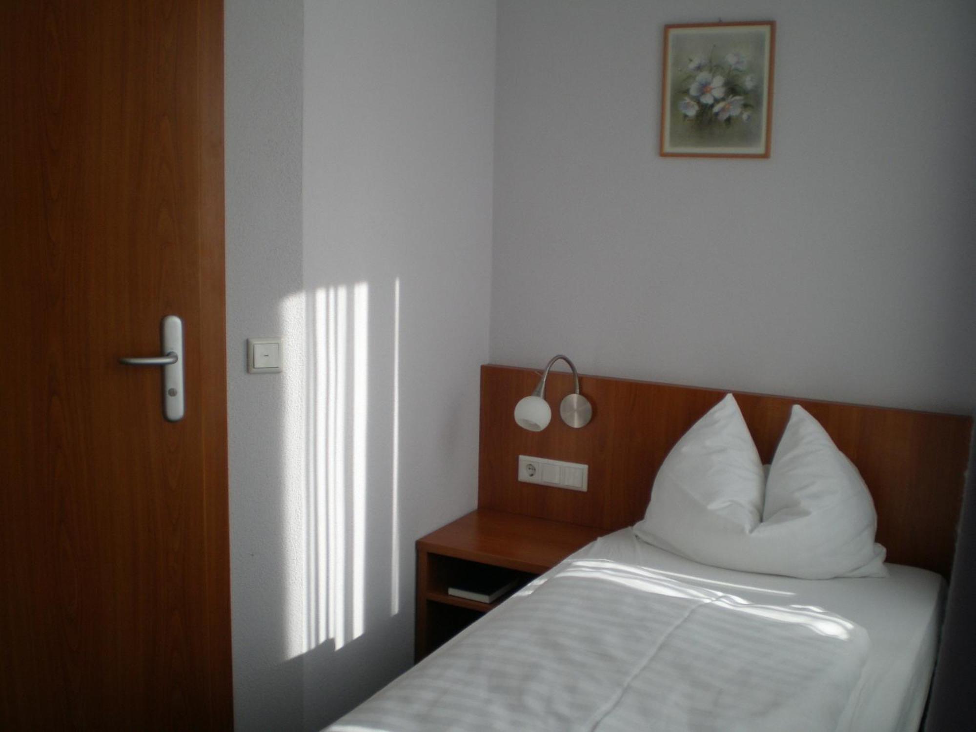 Gaestehaus Zur Kurve Zirndorf Buitenkant foto