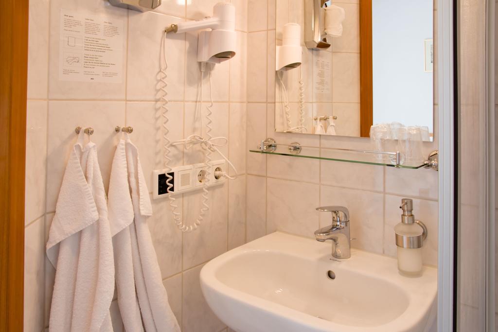 Gaestehaus Zur Kurve Zirndorf Kamer foto